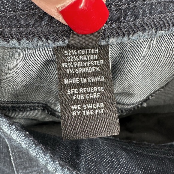 Torrid Women Sz 35 Capri Jeans Pockets Pull On Super Soft Stretch Plus Casual - Picture 6 of 8